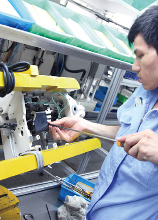 富山電腦工業(yè)縫紉機研發(fā)生產(chǎn)制造車(chē)間流水線(xiàn)